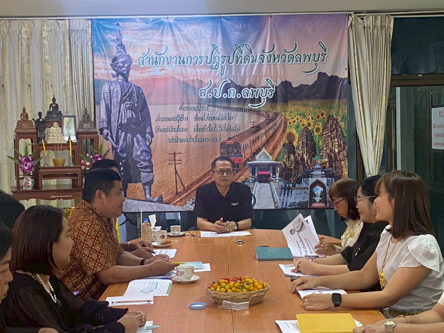 title - วันศุกร์ที่ 30 มกราคม 2569 เวลา 09.30 น. นายคมกฤษ แป้นโพธิ์กลาง ผู้ตรวจราชการกรม สำนักงานการปฏิรูปที่ดินเพื่อเกษตรกรรม ได้เข้าตรวจติดตามงานตามแผนงานของสำนักงานการปฏิรูปที่ดินจังหวัดลพบุรี ประจำปีงบประมาณ พ.ศ. 2569 รอบที่ 1 	ในการนี้ ผู้ตรวจราชการกรม ได้ให้ข้อเสนอแนะ แนวทางการแก้ไขปัญหา แนวทางการดำเนินงานที่เป็นประโยชน์ พร้อมทั้งให้เจ้าหน้าที่ทุกท่านปฏิบัติหน้าที่ด้วยความซื่อสัตย์ สุจริต มีความสามัคคี และได้ให้ขวัญกำลังใจในการปฏิบัติงานเพื่อให้ผลการปฏิบัติงานสำเร็จตามแผนงาน ณ ห้องประชุมสำนักงานการปฏิรูปที่ดินจังหวัดลพบุรี